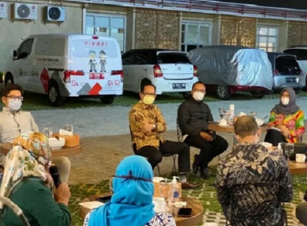 Diskusi proses perizinan sertifikat produksi pangan industri rumah tangga antara OJK Kalteng