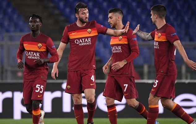 Gelandang AS Roma Bryan Cristante melakukan selebrasi bersama rekan-rekannya