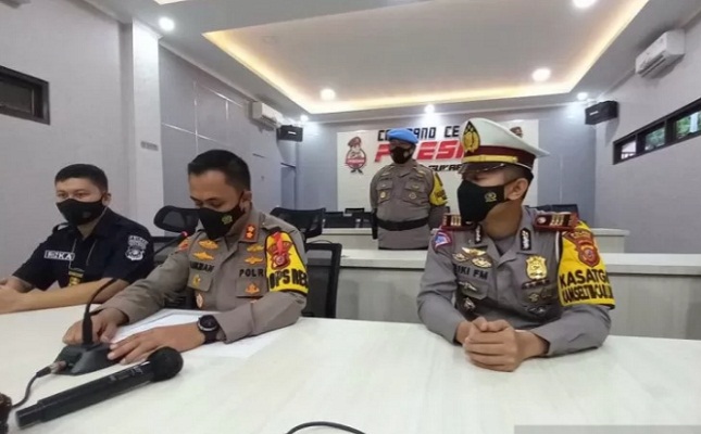 Kapolres Sukabumi AKBP Lukman Syarif didamping Kasat Lantas Polres Sukabumi