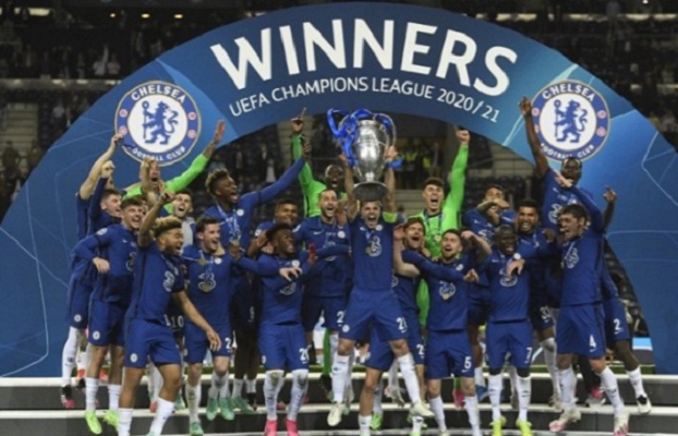 Kapten Chelsea Cesar Azpilicueta mengangkat trofi Liga Champions