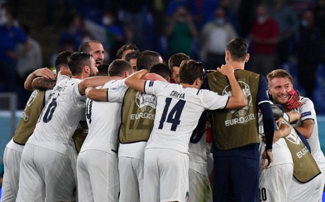 Para pemain Italia merayakan kemenangan pertama mereka dalam EURO 2020 setelah menaklukkan Turki dalam pertandingan Grup A di Stadion Olimpico, Roma