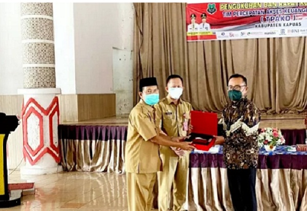 Kepala OJK Kalteng Otto Fitriandy di sela pengukuhan TPAKD Kapuas di Kuala Kapuas