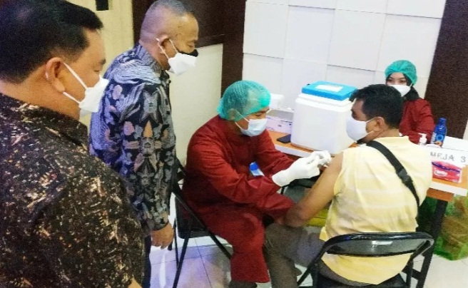 Ketua Umum PWI Pusat bersama Bupati Kotawaringin Timur Halikinnor memantau vaksinasi COVID-19 yang digelar PWI