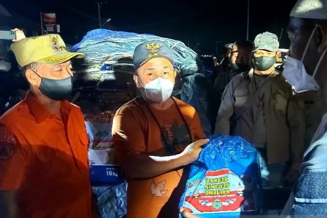 Gubernur Kalteng Sugianto Sabran didampingi Bupati Katingan Sakariyas menyerahkan paket bantuan sembako untuk bisa segera disalurkan kepada masyarakat