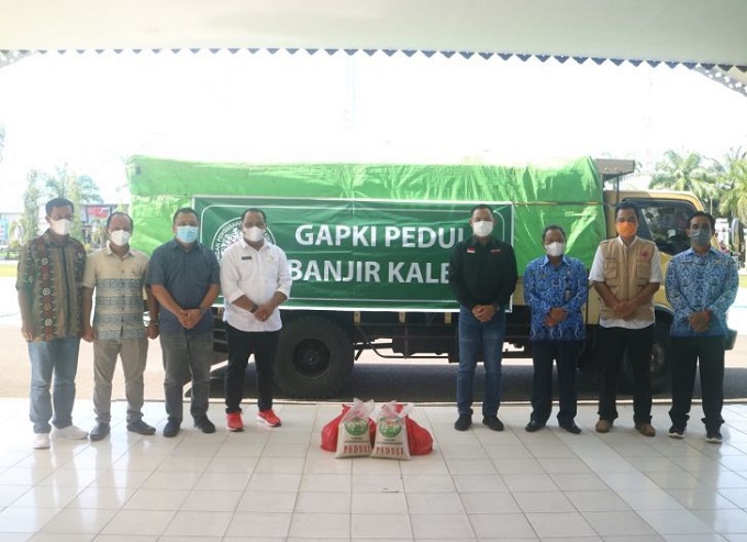 1637120908_kapuas_hulu_terima_bantuan_banjir_gapki_kalbar